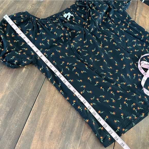 Urban Outfitters Dark Floral Print Cotton Blouse V-Neck Cinched Sleeves Medium - Picture 9 of 9